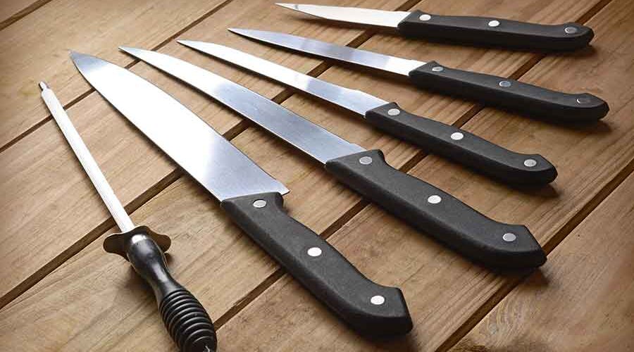 Consumable-Pack-Knives-et-of-kitchen-knives-on-a-wooden-table